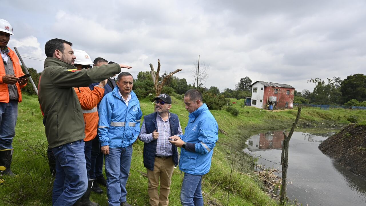 El alcalde de Bogotá, Carlos Fernando Galán, recorriendo la Autopista Norte, a la altura de la calle 222, para verificar los trabajos en la zona que permitan la completa normalización de este corredor vial luego de las inundaciones, el 12 de marzo de 2025