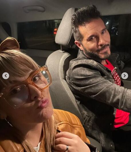 Esposa de Marcelo Cezán se subió a cantar a Transmilenio.