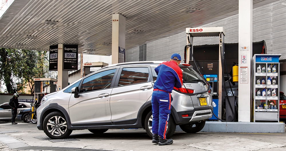 El Código Nacional de Tránsito contempla sanciones para quienes abastezcan combustible con el motor del vehículo encendido.