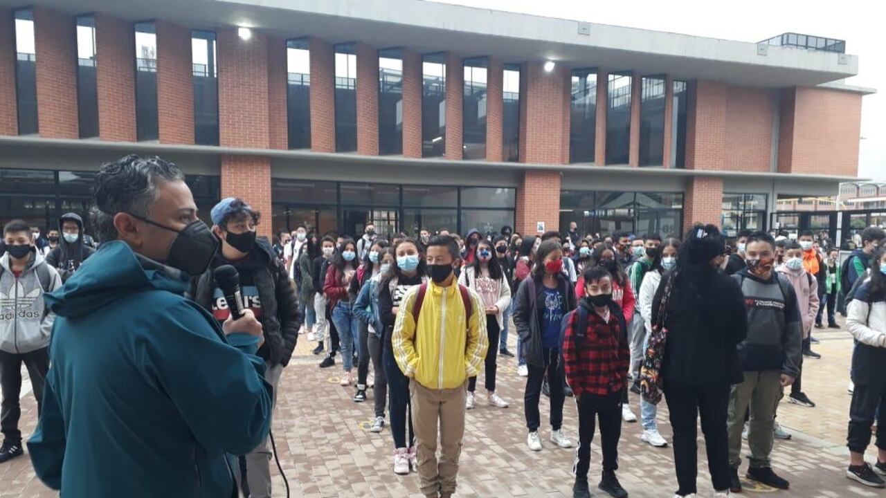 Estudiantes y docentes de los colegios públicos de Bogotá regresan a clases presenciales.