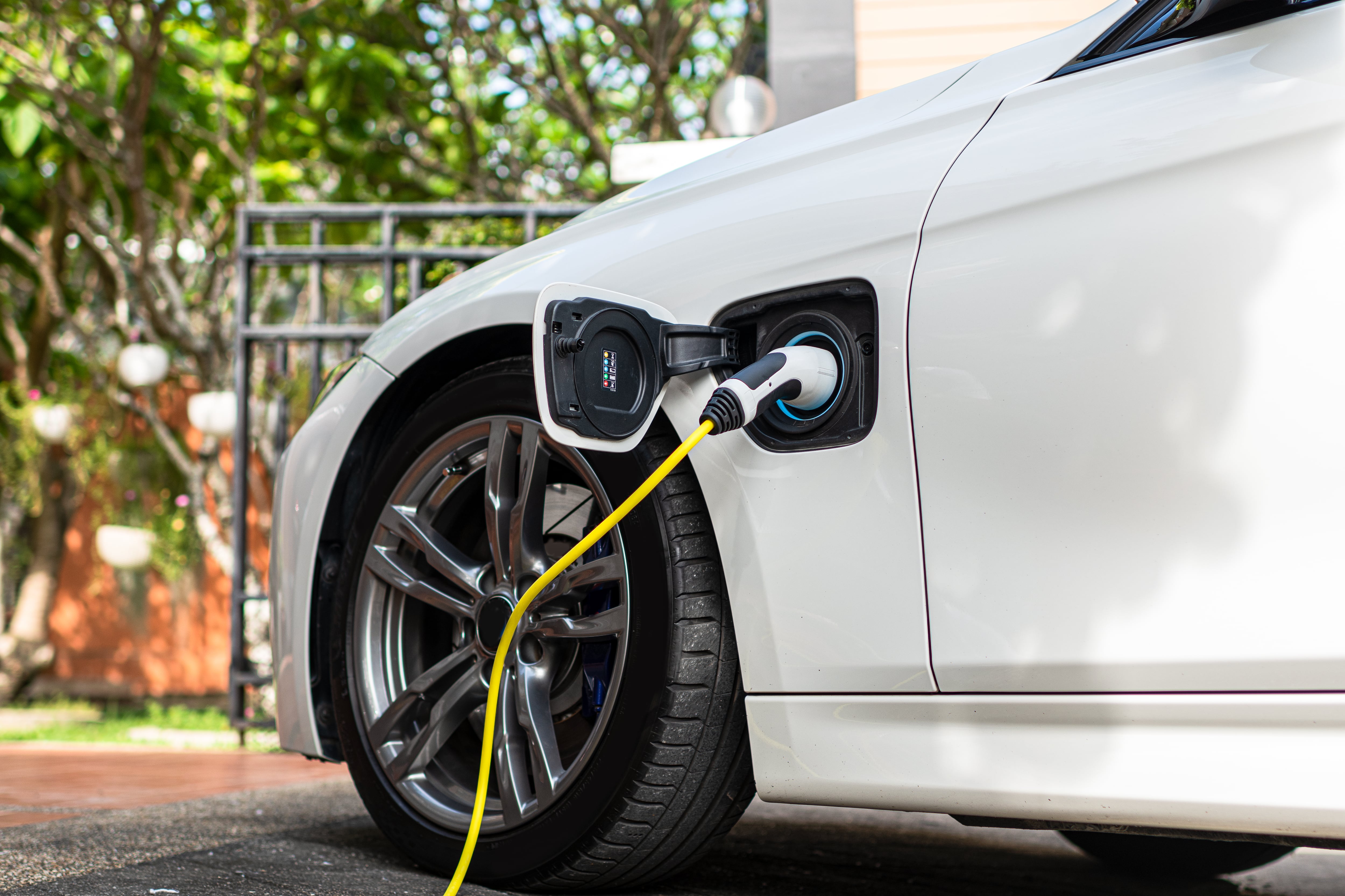 La electromovilidad sigue consolidándose en Colombia con un aumento en la matrícula de vehículos eléctricos.
