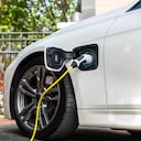 La electromovilidad sigue consolidándose en Colombia con un aumento en la matrícula de vehículos eléctricos.