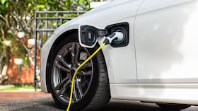 La electromovilidad sigue consolidándose en Colombia con un aumento en la matrícula de vehículos eléctricos.