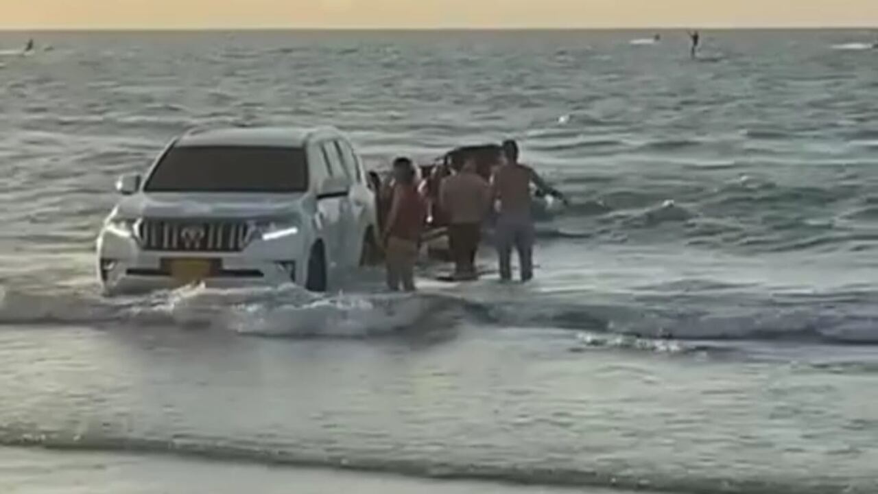 Camioneta dentro de las playas de la Boquilla
