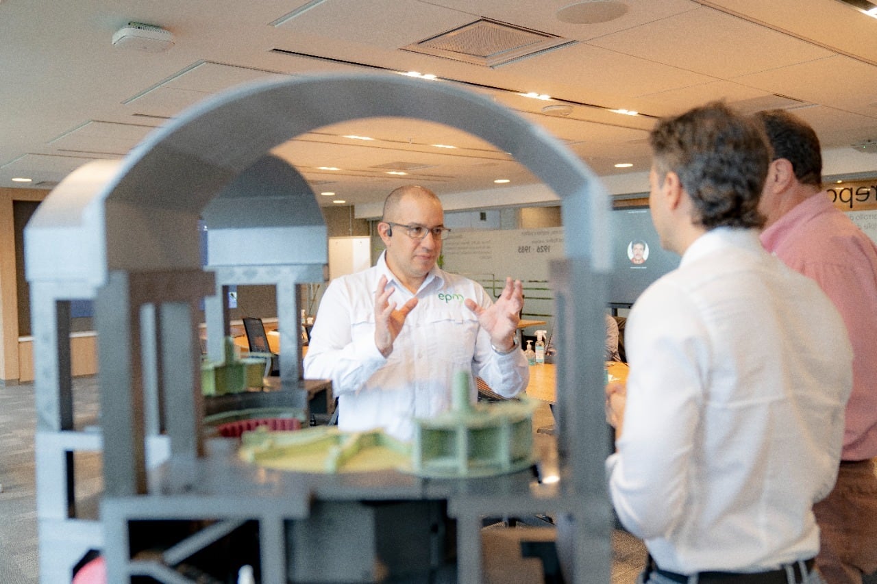 En esta megaobra en la que trabajan 6.500 personas durante las 24 horas del día, esperan cumplir el cronograma establecido y así generar energía antes del 30 de noviembre.