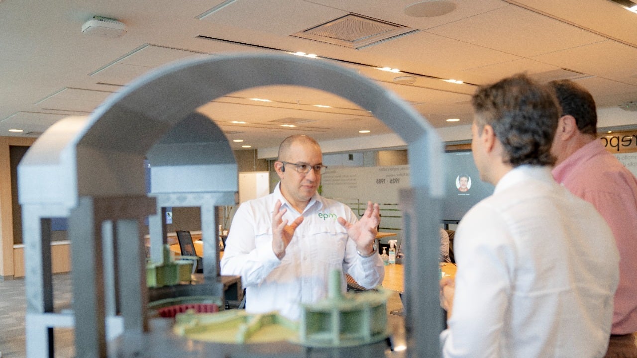 En esta megaobra en la que trabajan 6.500 personas durante las 24 horas del día, esperan cumplir el cronograma establecido y así generar energía antes del 30 de noviembre.