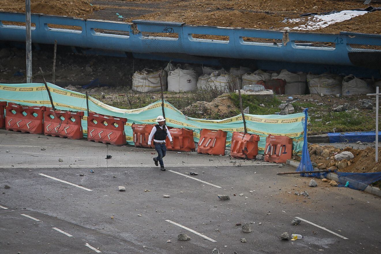 Momento en el que se implosionó el puente de la calle 13 con avenida de las Américas