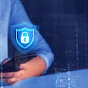 Seguridad de datos personales y banca. Concepto de protección de interfaz de cortafuegos de seguridad cibernética. Empresaria protegiéndose de los ataques cibernéticos.