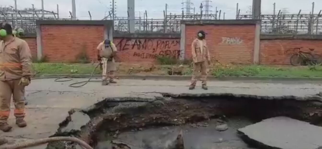 Ruptura de tubo de acueducto en Cali dejó gigante cráter en plena vía pública.