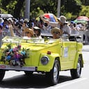 Desfile de Autos Clásicos y Antiguos en Medellín.