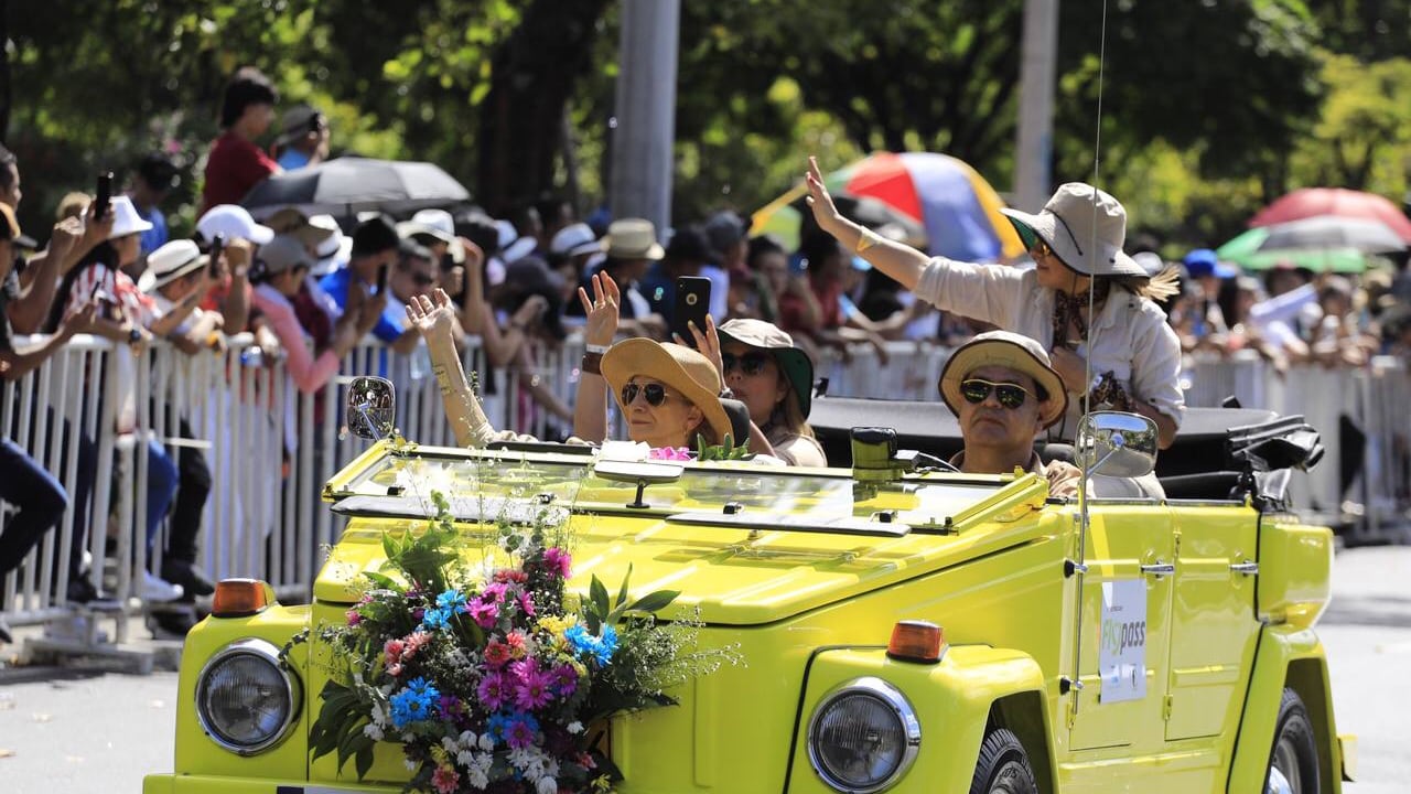 Desfile de Autos Clásicos y Antiguos en Medellín.