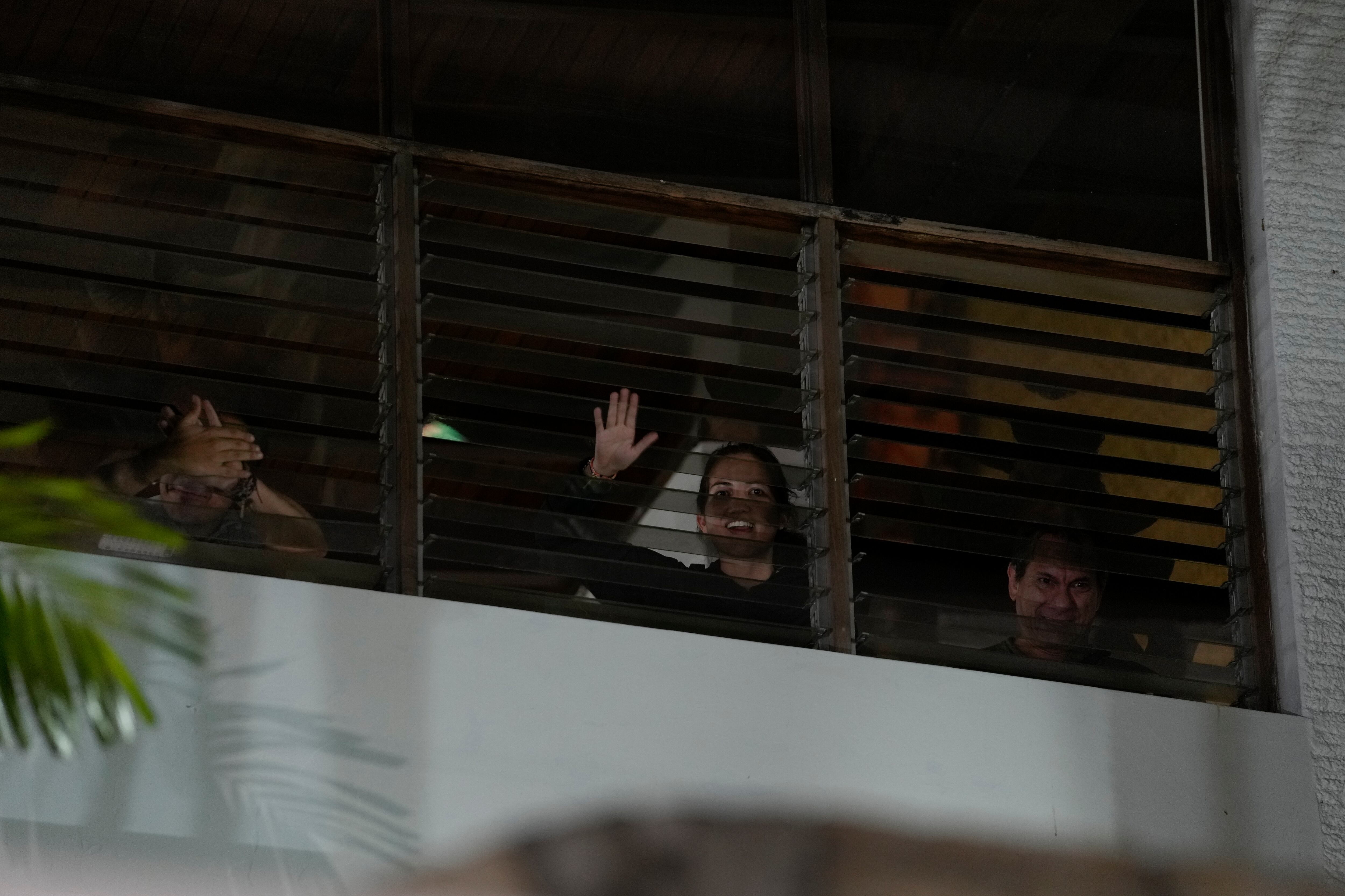 Miembros de la oposición, en la embajada de Argentina, agradecen a sus partidarios que protestan por los resultados oficiales de las elecciones que declararon la reelección del presidente Nicolás Maduro en Caracas, Venezuela.