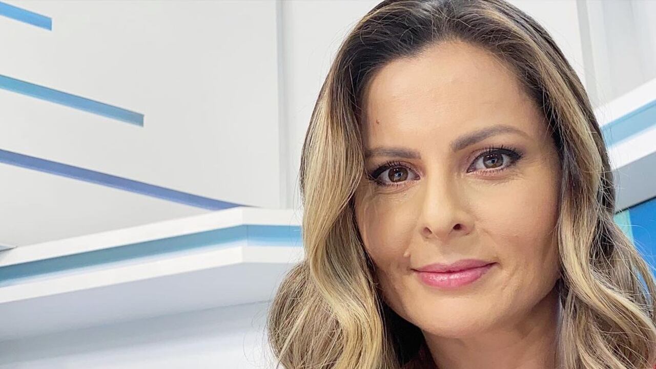 Expresentadora de RCN chicaneó su despampanante cuerpo con poca ropa y sugestiva pose