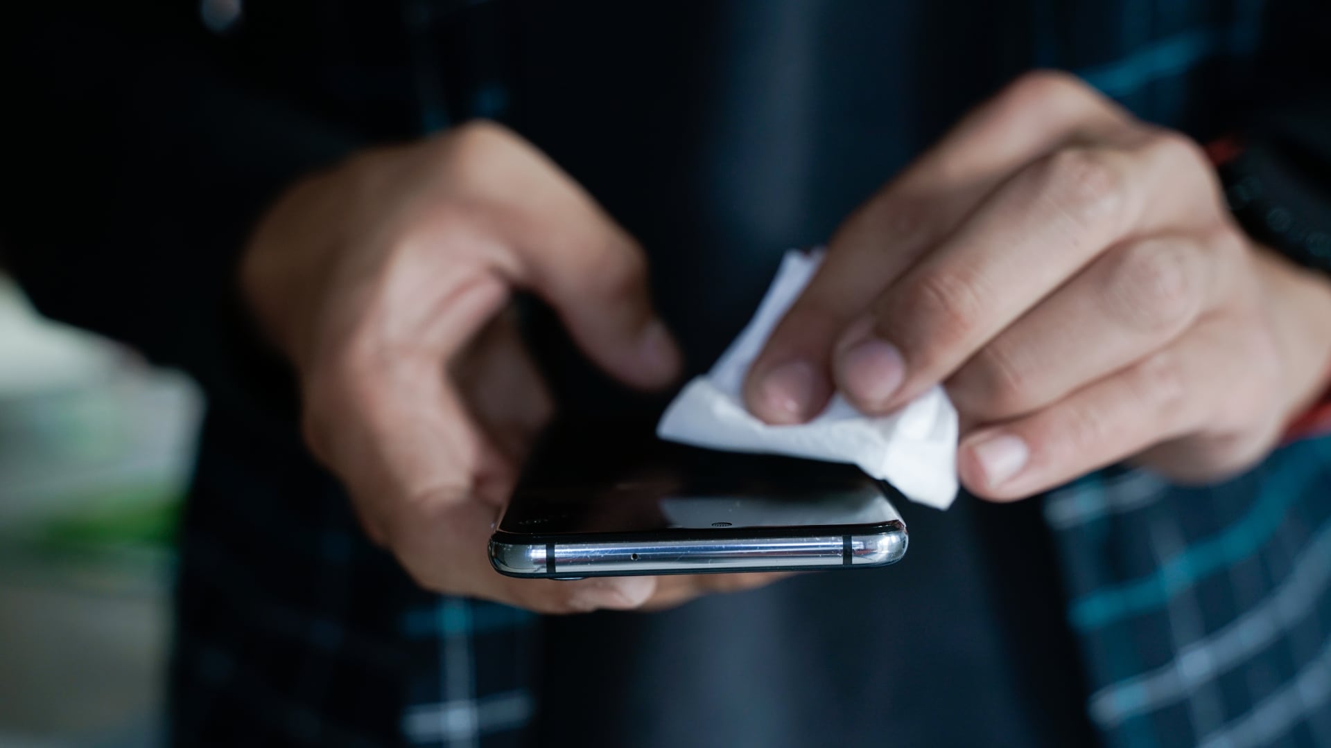 Mantener los altavoces libres de suciedad  mejora la experiencia auditiva.