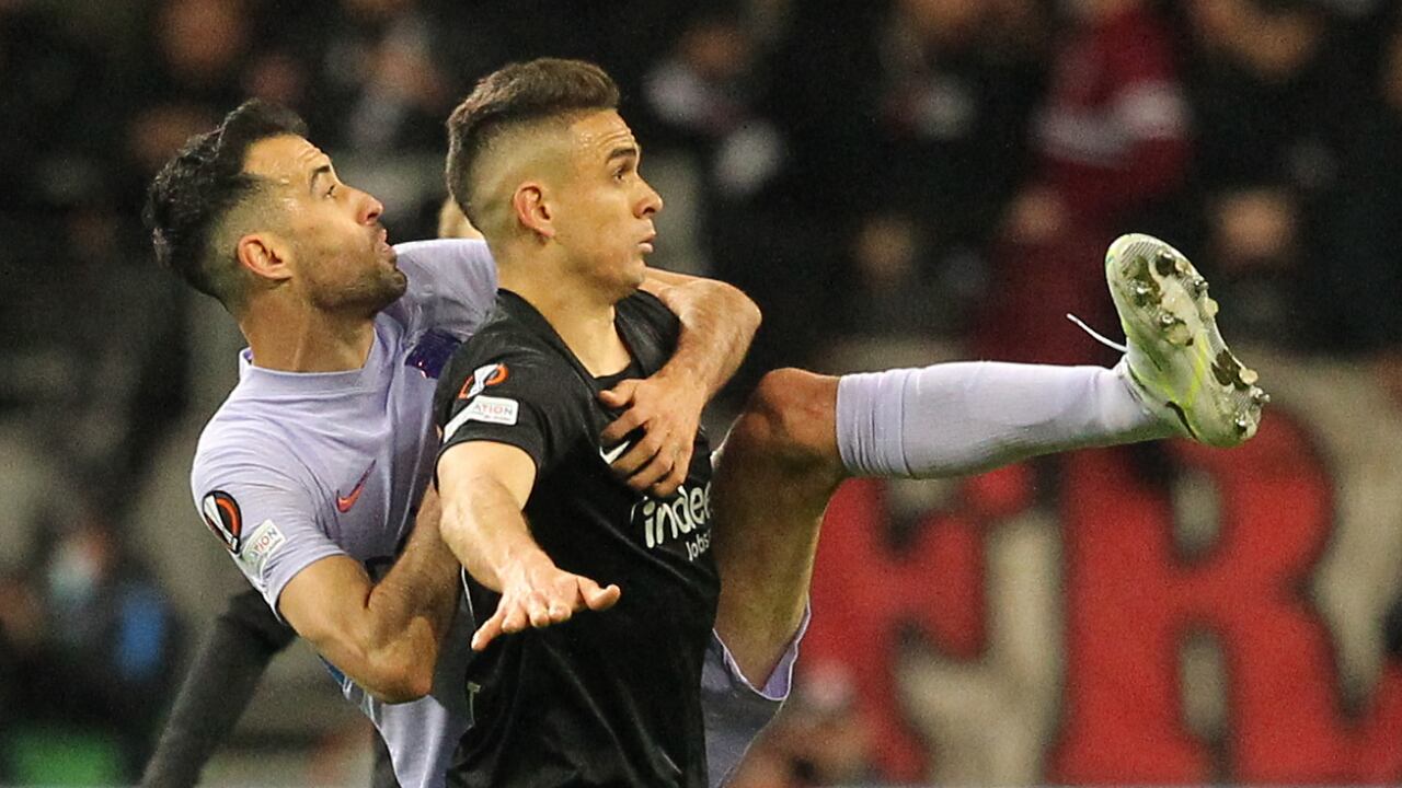 Rafael Santos Borré salió como titular frente al Barcelona