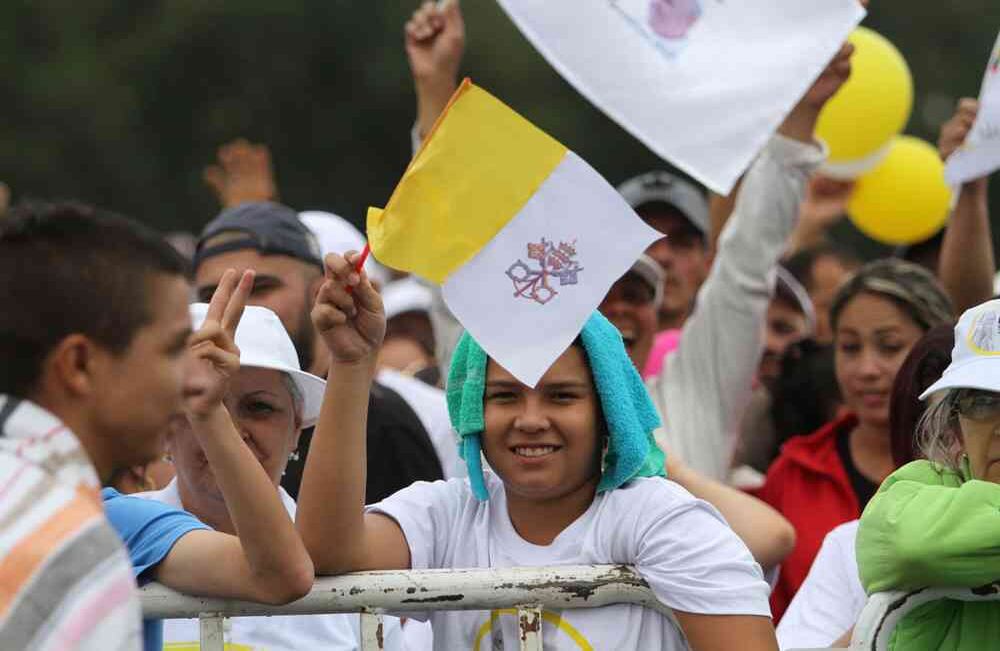 Banderas y afiches llevaron los fieles a la ceremonia que presidió Francisco. Foto: Pablo Andrés Monsalve//SEMANA.