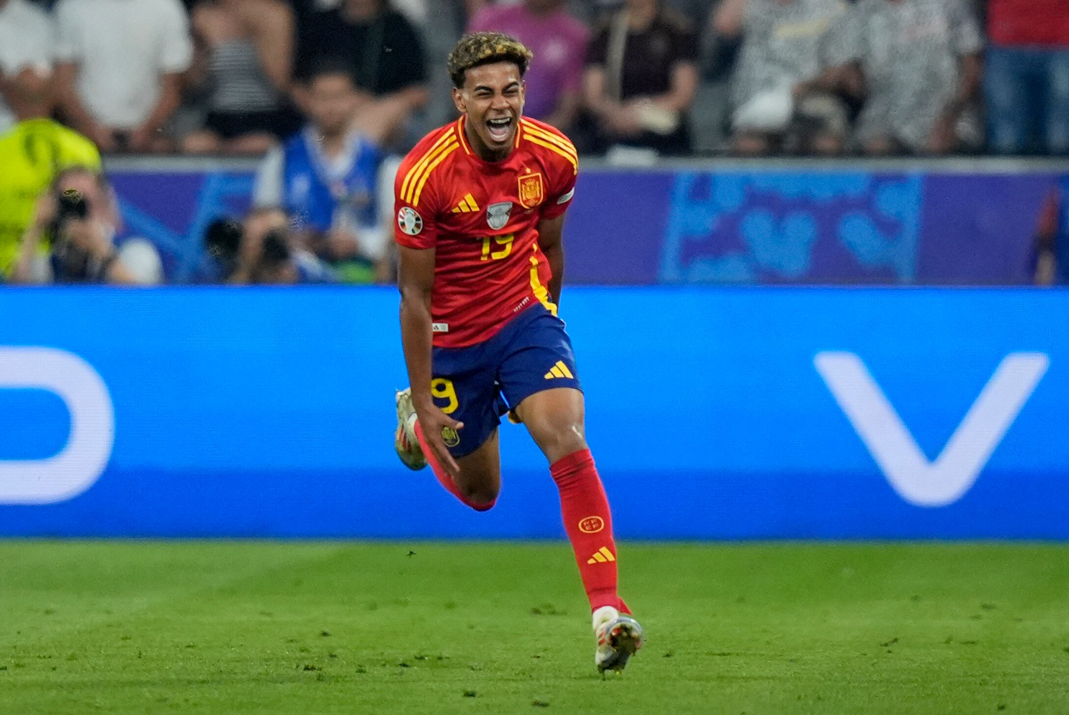 El español Lamine Yamal celebra tras anotar el primer gol de su equipo durante un partido de semifinal entre España y Francia en el torneo de fútbol Euro 2024 en Munich, Alemania, el martes 9 de julio de 2024. (Foto AP/Matthias Schrader)