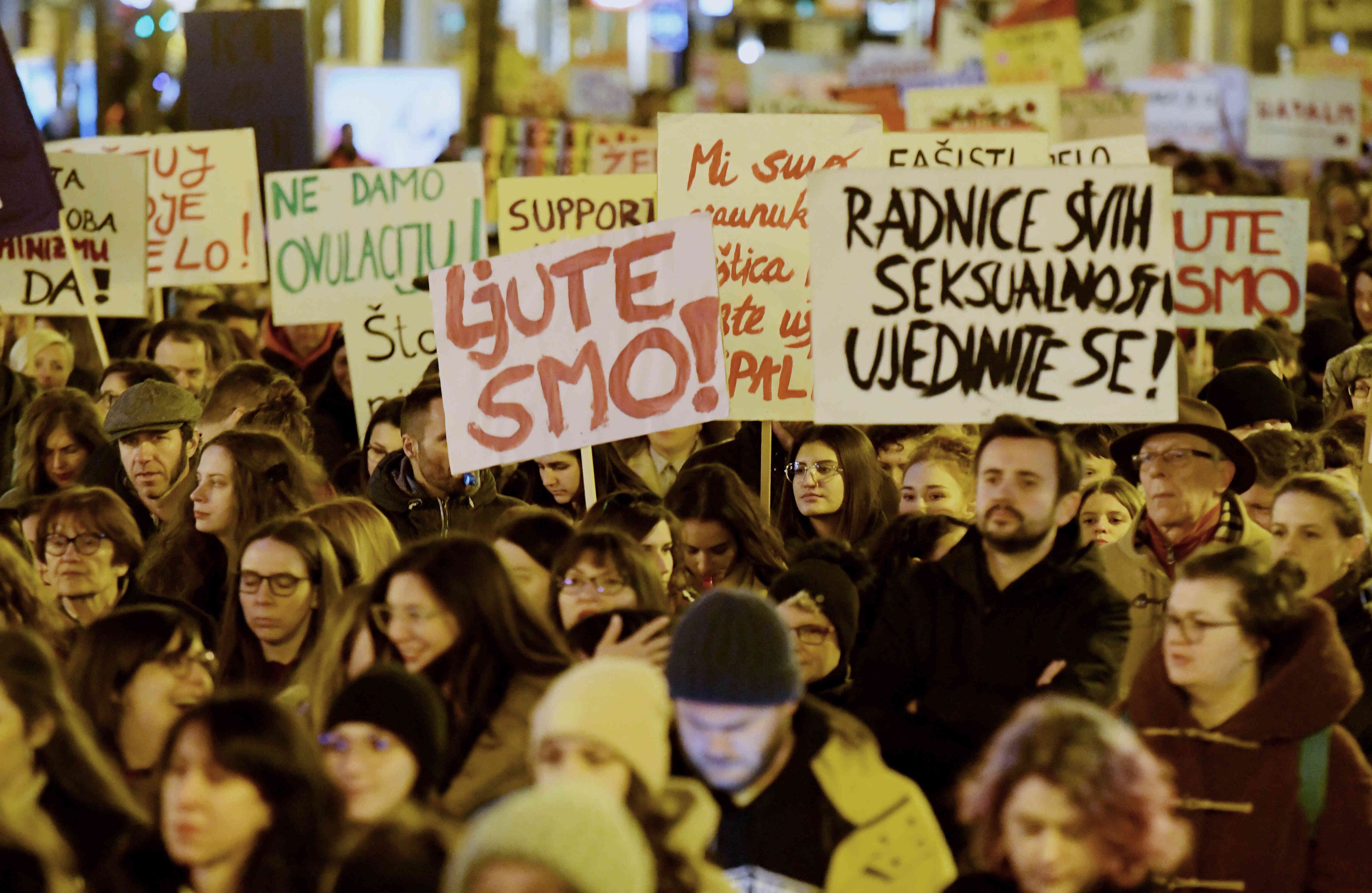 Personas asisten a un mitín en Zagreb, capital de Croacia, en conmemoración del Día Internacional de la Mujer, el 8 de marzo de 2020. Miles de personas salieron a las calles del mundo para celebrar el día, a pesar de las alertas por el nuevo coronavirus, que han llevado a cancelar varios eventos en el mundo. (Foto: Denis Lovrovic / AFP)