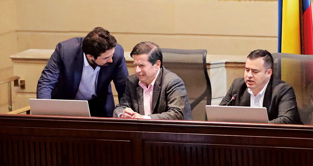Hubo bastante insatisfacción y descontento entre los miembros del gabinete por la caída de la reforma. Así se ve en el diálogo entre los ministros de Hacienda e Interior, Diego Guevara y Juan Fernando Cristo.