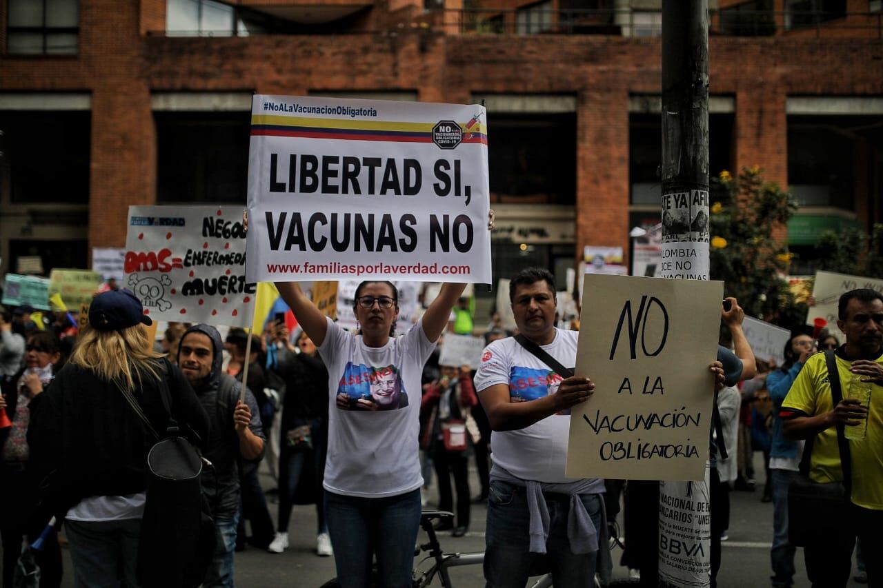 Plantón Antivacunas covid 19 en Ministerio de Salud