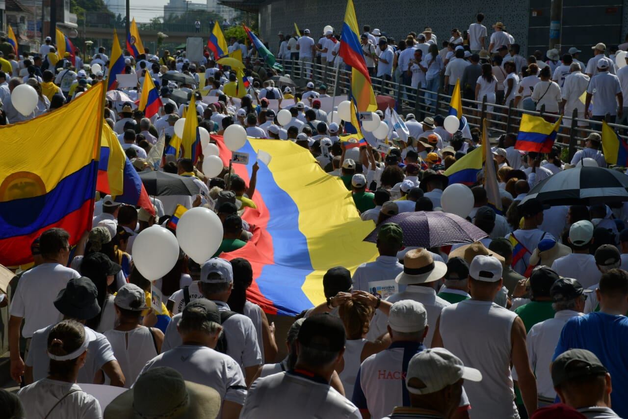 Con multitudinaria participación, así se vivió la Marcha del Silencio en la ciudad, en rechazo a la violencia y el ataque a Miguel Uribe.