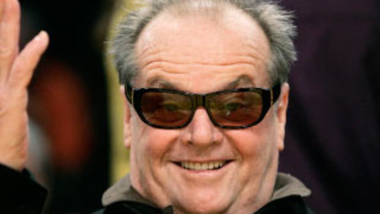 “Con mis gafas soy Jack Nicholson, sin ellas soy un setentón gordo”, ha dicho el actor al hablar de su apariencia. Esta imagen (derecha)con cara de desquiciado en el papel de Jack Torrance en ‘El resplandor’ es una de las escenas más memorables del cine. De todas maneras muchos consideran que esa cara de loco acompaña a Nicholson en todas las horas del día