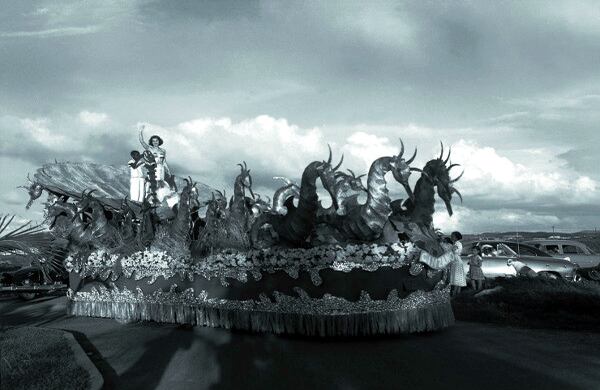 Concurso Nacional de Belleza en Cartagena, desfile de carrozas. Cartagena, 10 de noviembre de 1953. Archivo fotográfico de Sady González, Biblioteca Luis Ángel Arango
