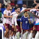 España celebra, mientras Mbappé se le ve triste.