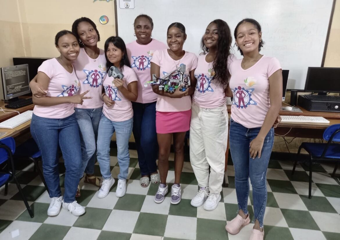 Niñas pertenecientes al programa de Robótica.
