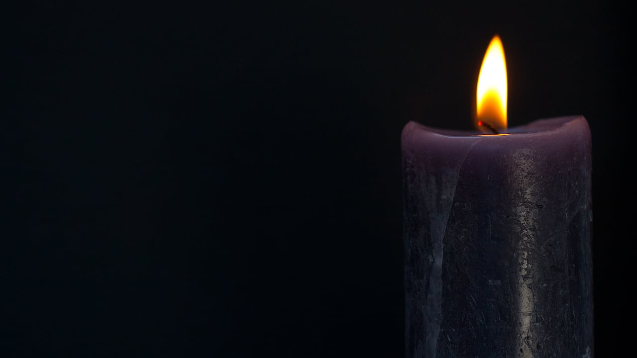 Prender velas negras en la casa tiene un significado especial.