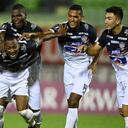 Willer Ditta celebra con sus compañeros tras anotar un gol en la victoria de junior ante Caracas en el encuentro de ida.