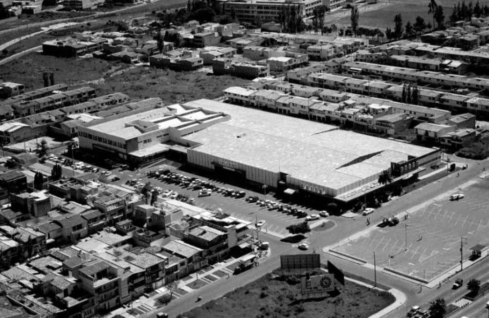 1970 - El afamado almacén Sears de la calle Colombia en Medellín cerró sus puertas y allí se inauguró el Centro Comercial Éxito. FOTO: Grupo Éxito