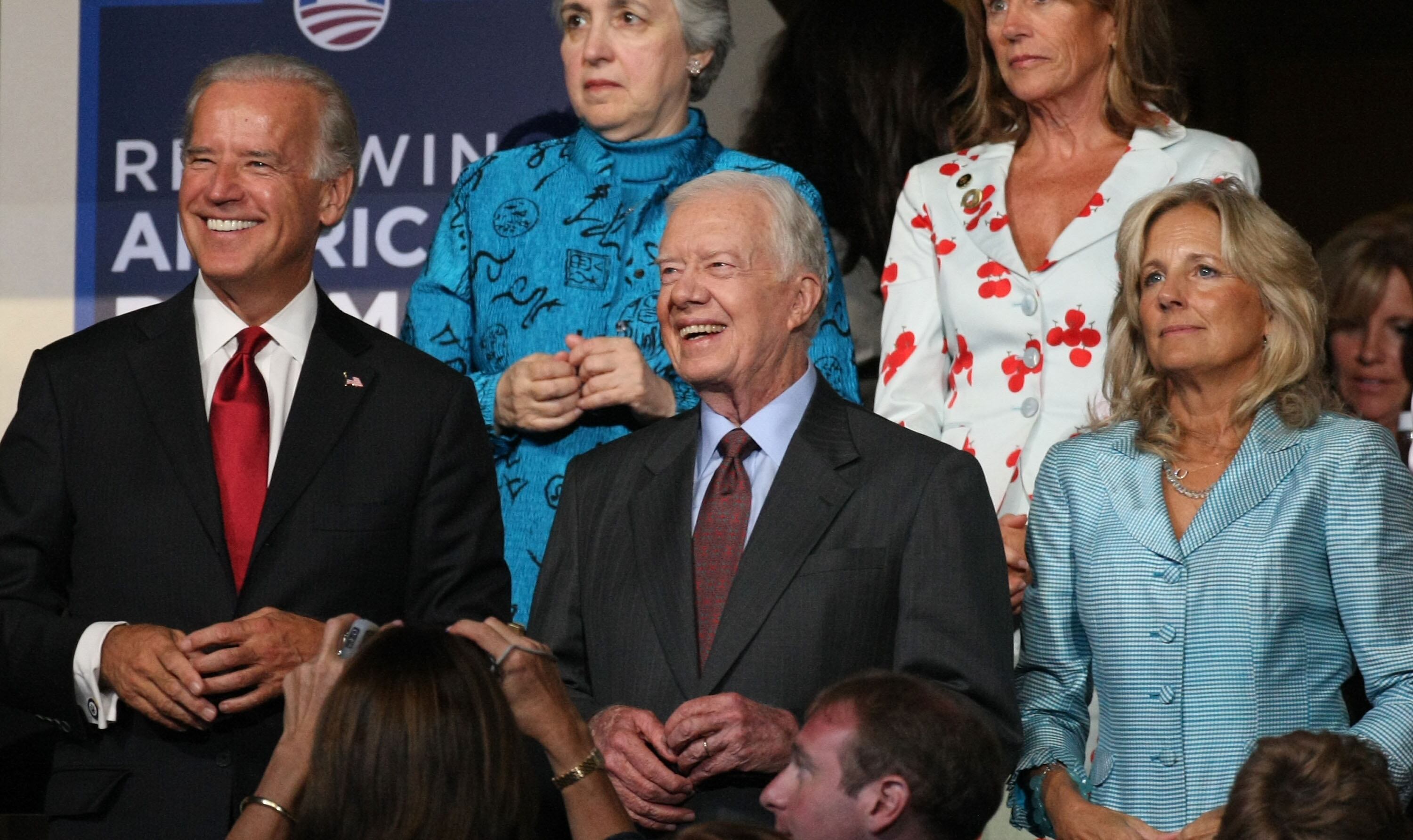 DENVER - 26 DE AGOSTO: (De izquierda a derecha) el senador estadounidense Joe Biden, el ex presidente Jimmy Carter y Jill Biden observan los procedimientos del segundo día de la Convención Nacional Demócrata (DNC) en el Pepsi Center el 26 de agosto de 2008 en Denver, Colorado.