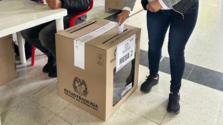 Se llevan a cabo las consultas populares e interpartidistas en Colombia.