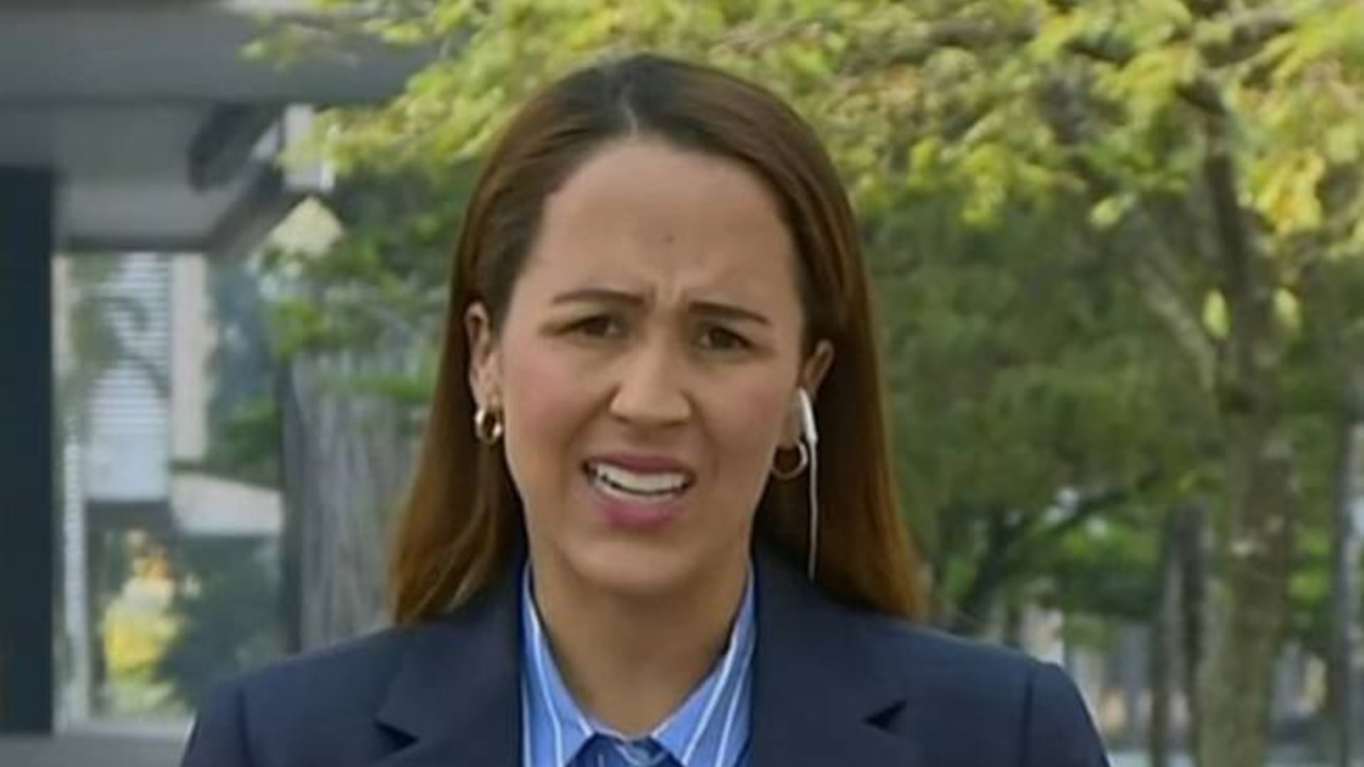 Érika Zapata presentando noticias en el noticiero de Caracol