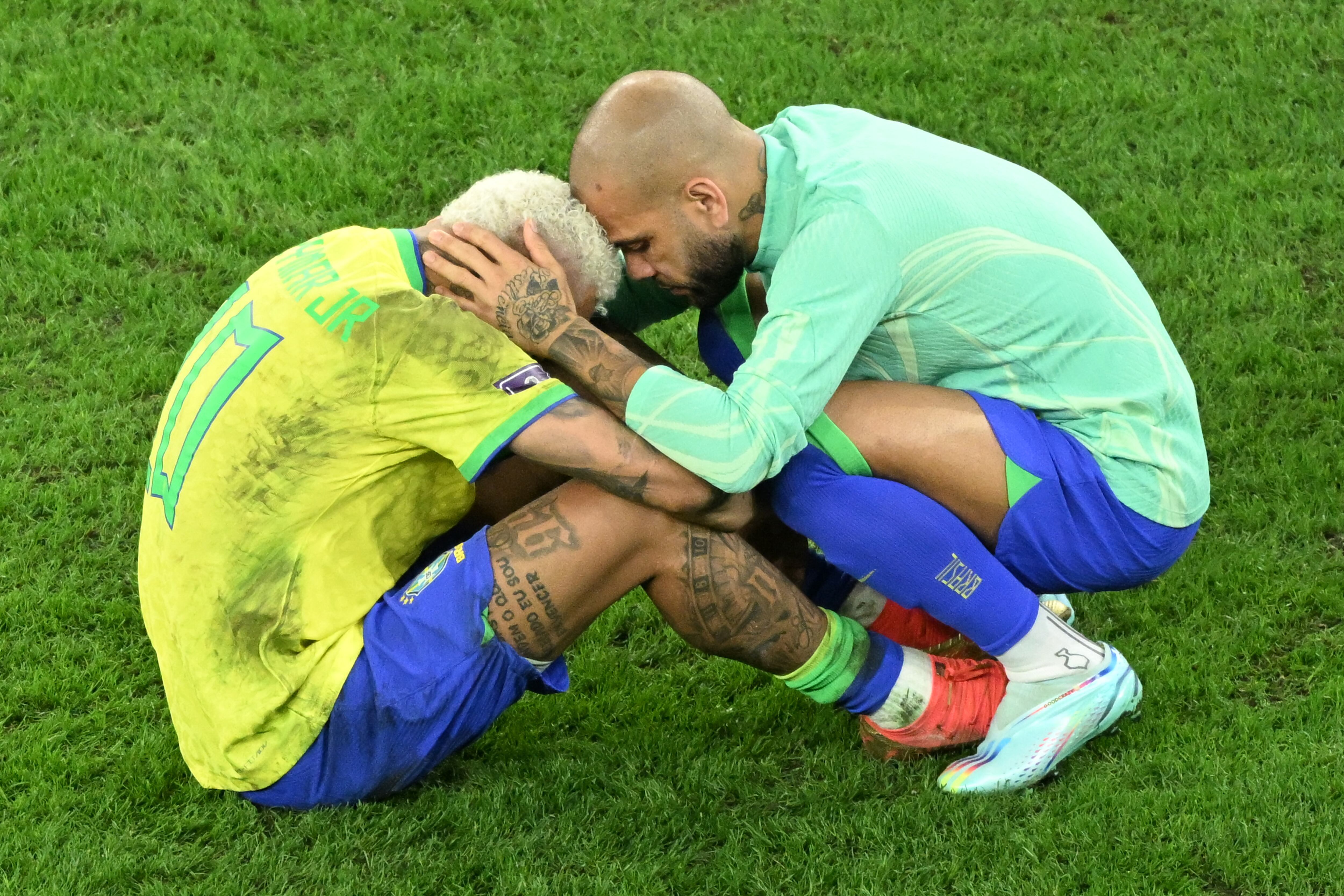 Dani Alves junto a Neymar luego de la eliminación de Brasil de la Copa Mundial de Catar 2022 (Photo by Ina Fassbender / AFP)