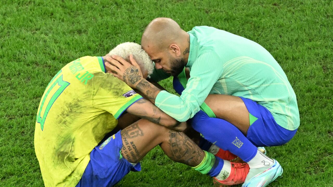 Dani Alves junto a Neymar luego de la eliminación de Brasil de la Copa Mundial de Catar 2022 (Photo by Ina Fassbender / AFP)