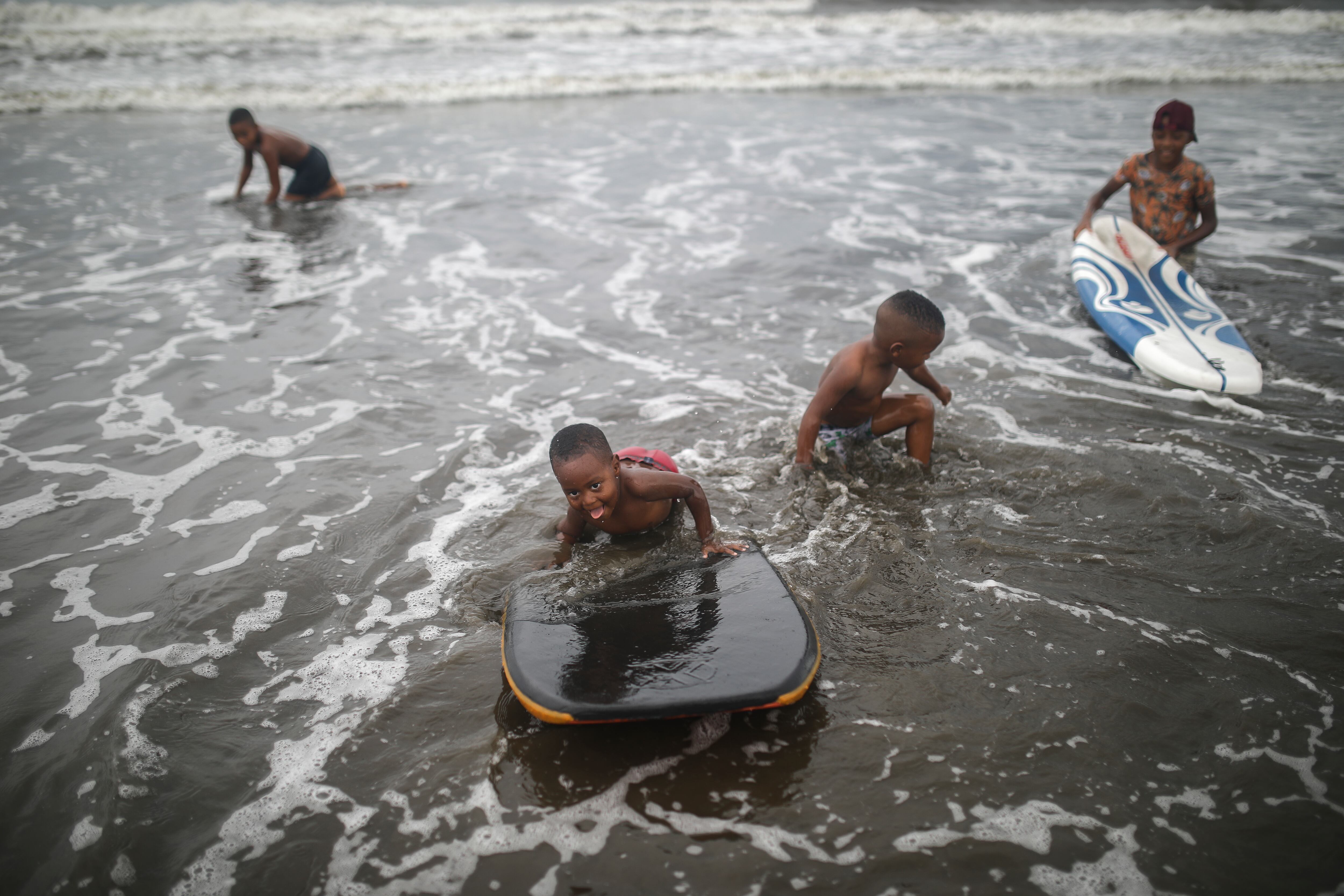 En Nuquí el surf es un deporte crucial, una vía para que los niños aprovechen el tiempo libre.