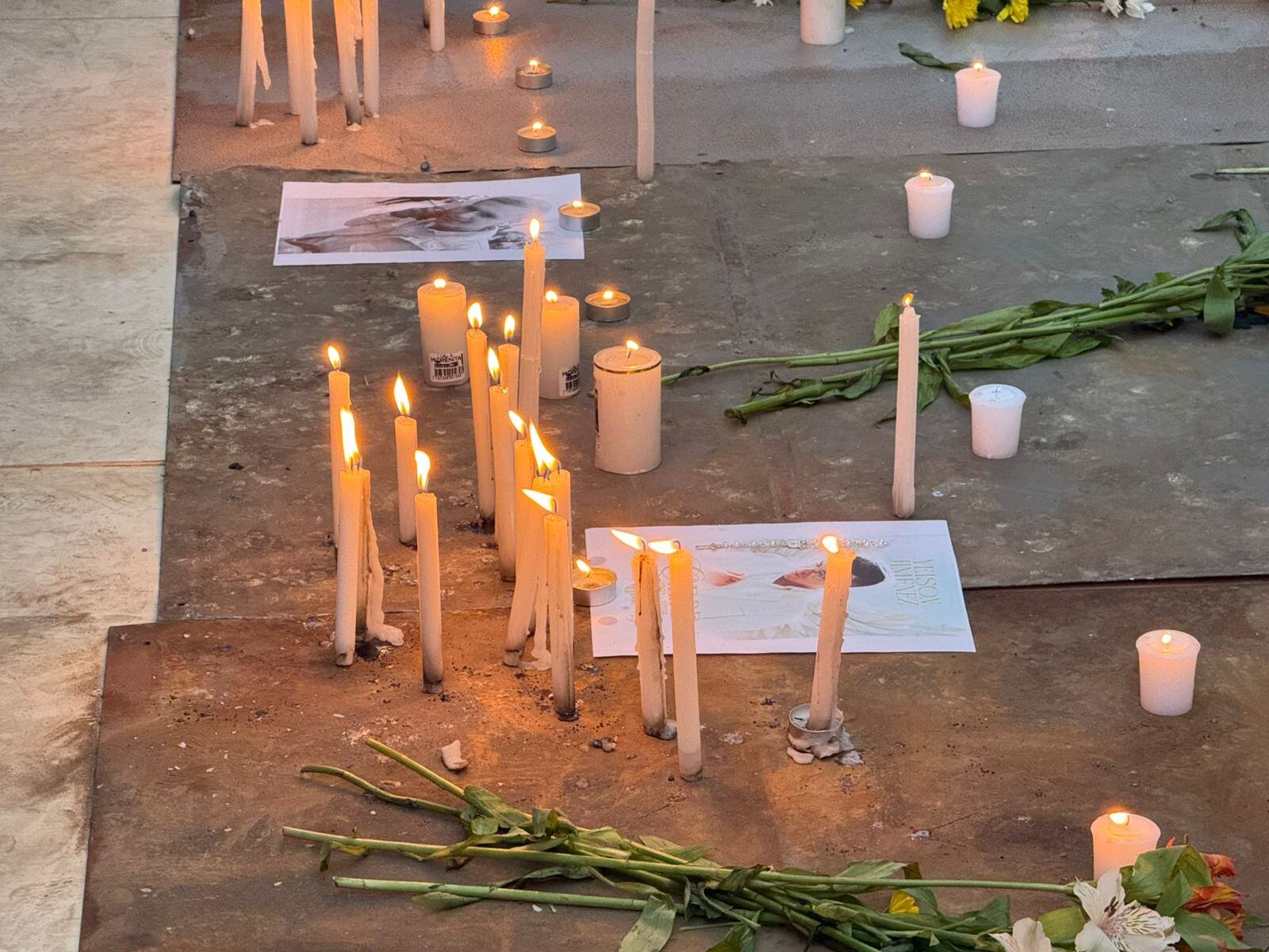 Fanáticos del cantante de música popular llegaron a las afueras del Estadio El Campín y lamentaron su muerte.