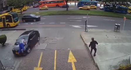 El carro, después de atropellar a las personas, terminó al interior de un local comercial.