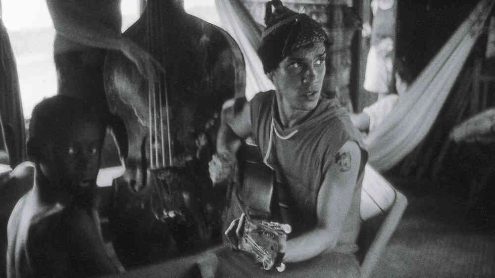 Manu Chao, en ese entonces vocalista de la agrupación Mano Negra, hizo parte del Expreso del Hielo.