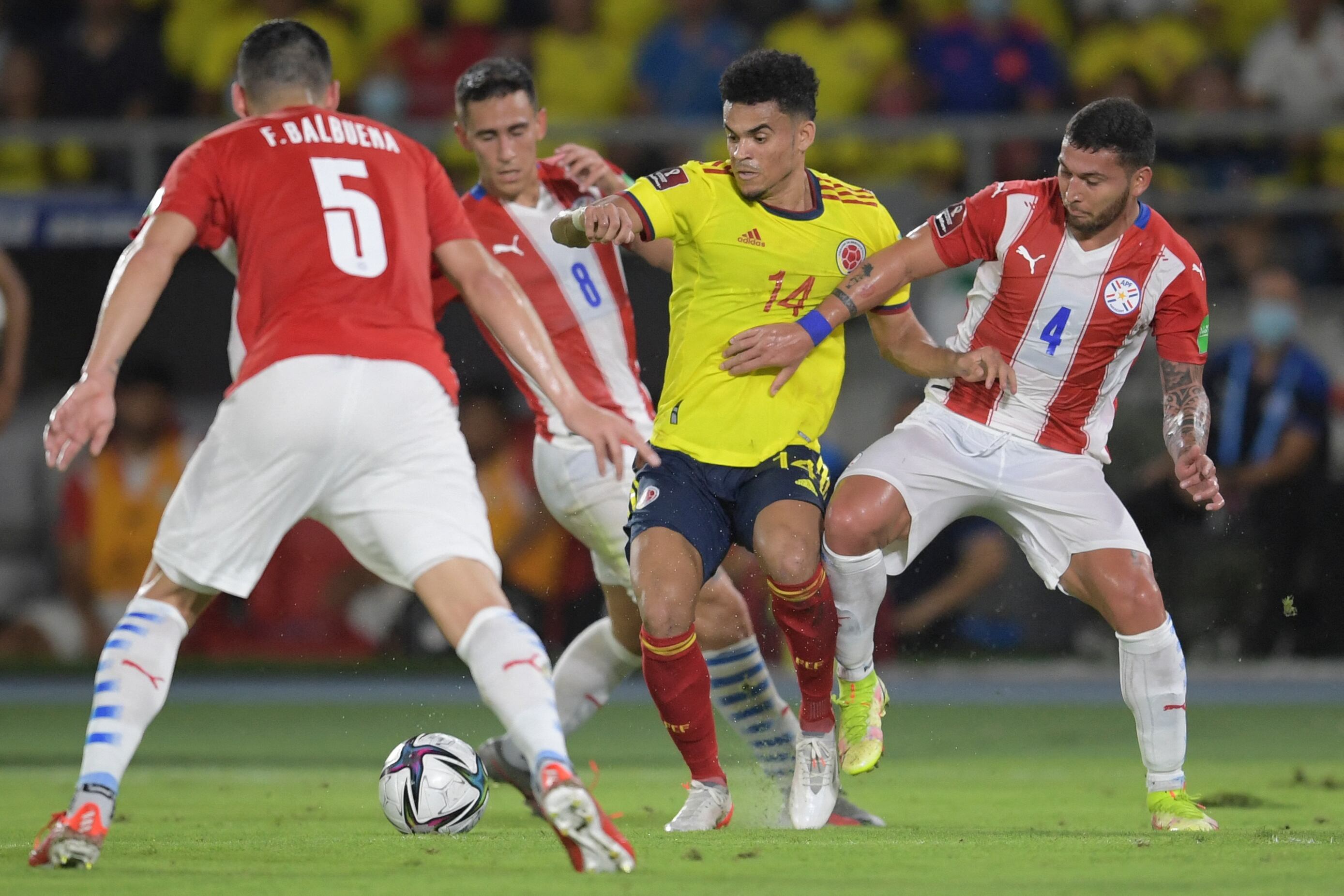 Luis Díaz de Colombia compite por el balón con Matías Rojas (L) de Paraguay y Juan Escobar de Paraguay durante su partido de fútbol de clasificación sudamericano para la Copa Mundial de la FIFA Qatar 2022 en el Estadio Metropolitano Roberto Meléndez de Barranquilla, Colombia, el 16 de noviembre de 2021. ( Foto de Raúl ARBOLEDA / AFP)