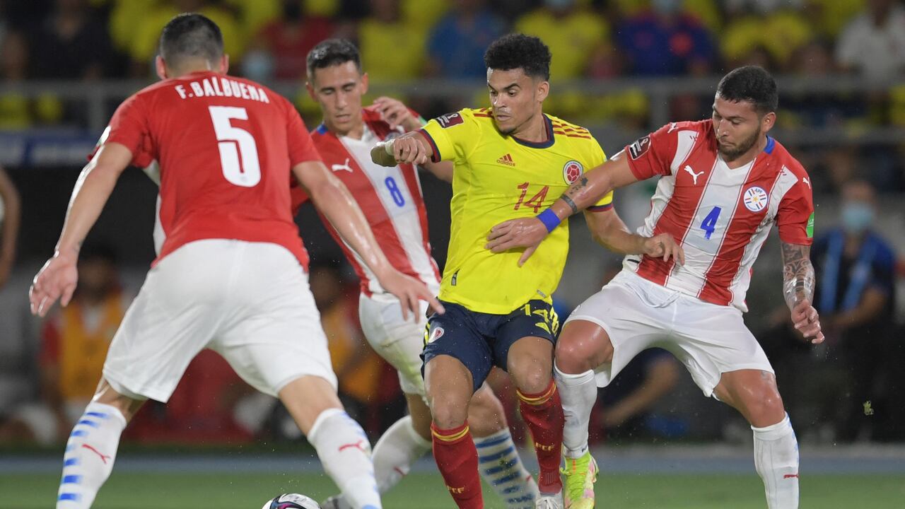 Luis Díaz de Colombia compite por el balón con Matías Rojas (L) de Paraguay y Juan Escobar de Paraguay durante su partido de fútbol de clasificación sudamericano para la Copa Mundial de la FIFA Qatar 2022 en el Estadio Metropolitano Roberto Meléndez de Barranquilla, Colombia, el 16 de noviembre de 2021. ( Foto de Raúl ARBOLEDA / AFP)