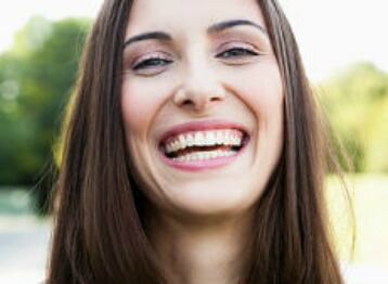 Sonreir, aunque no nos sintamos tan bien, nos ayuda a reducir los niveles de estrés.