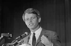 ARCHIVO - En esta foto de archivo del 9 de mayo de 1968, el Senador. Robert F. Kennedy habla a los delegados de United Auto Workers en un salón de convenciones en Atlantic City, Nueva Jersey. (AP Photo, File)