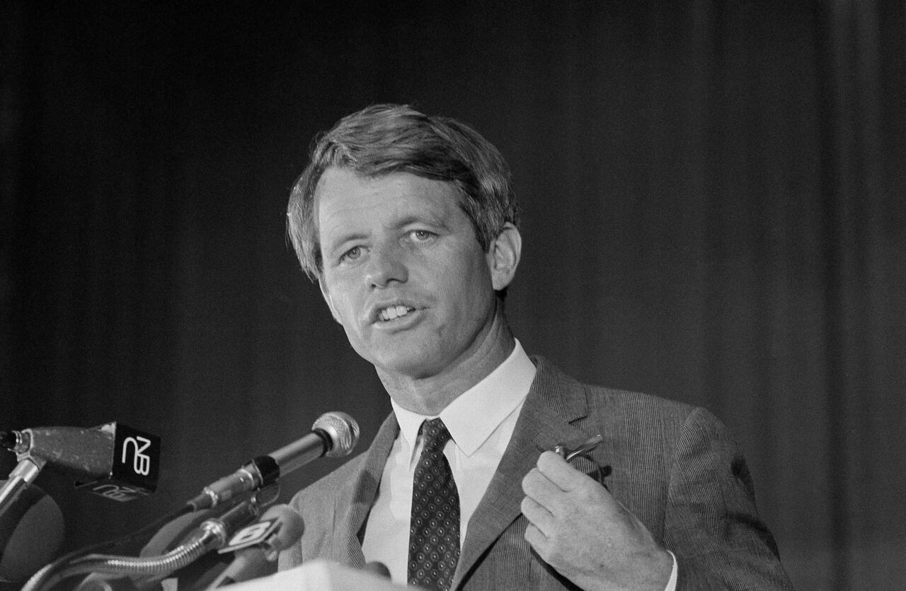 ARCHIVO - En esta foto de archivo del 9 de mayo de 1968, el Senador. Robert F. Kennedy habla a los delegados de United Auto Workers en un salón de convenciones en Atlantic City, Nueva Jersey. (AP Photo, File)