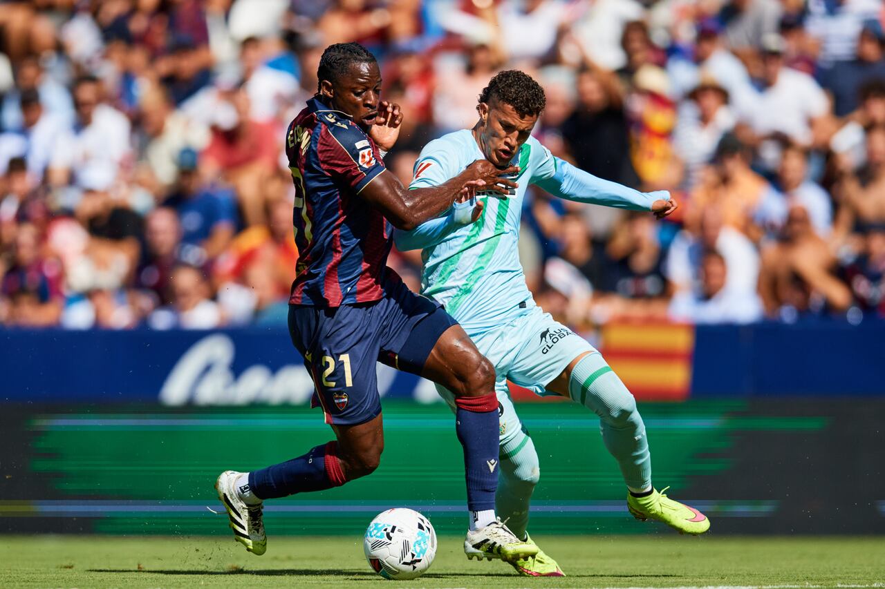 Nelson Deossa midiéndose con Levante en LaLiga de España