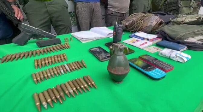 Radios de comunicación, granadas y abundante munición hacían parte del material de guerra de los dos sujetos