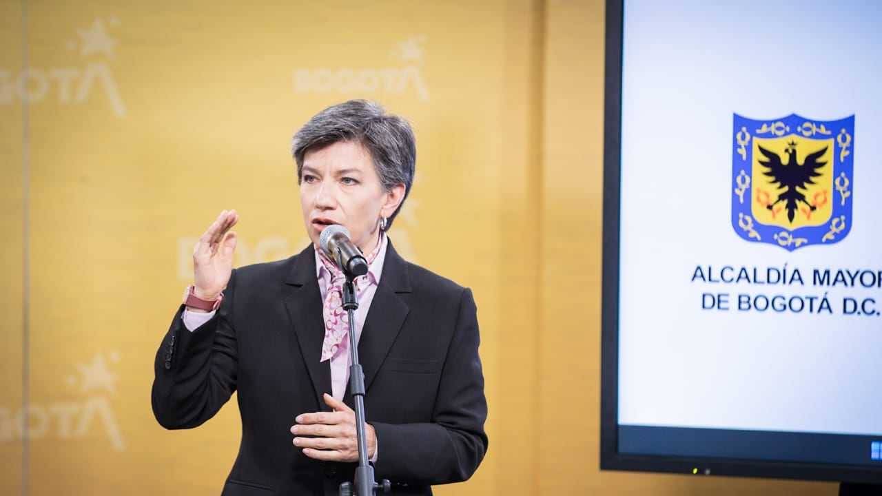 Alcaldesa Claudia López entregando detalles de la nueva medida de pico y placa en Bogotá