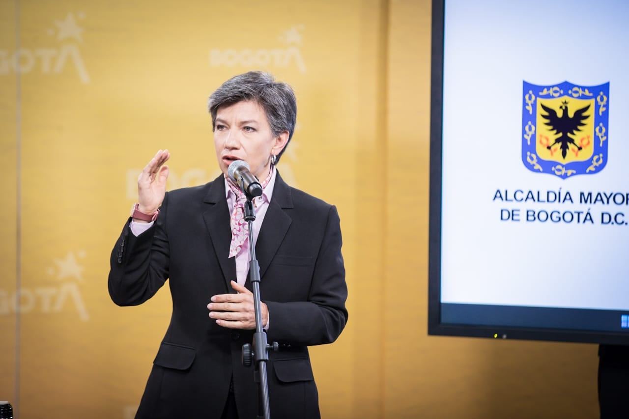 Alcaldesa Claudia López entregando detalles de la nueva medida de pico y placa en Bogotá
